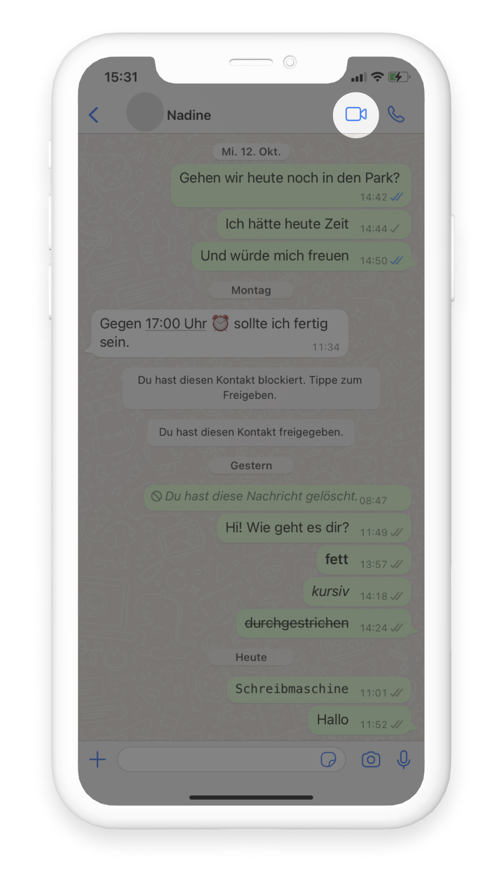 Im Screenshot eines WhatsApp Chats ist das Kamera-Symbol oben rechts hervorgehoben.