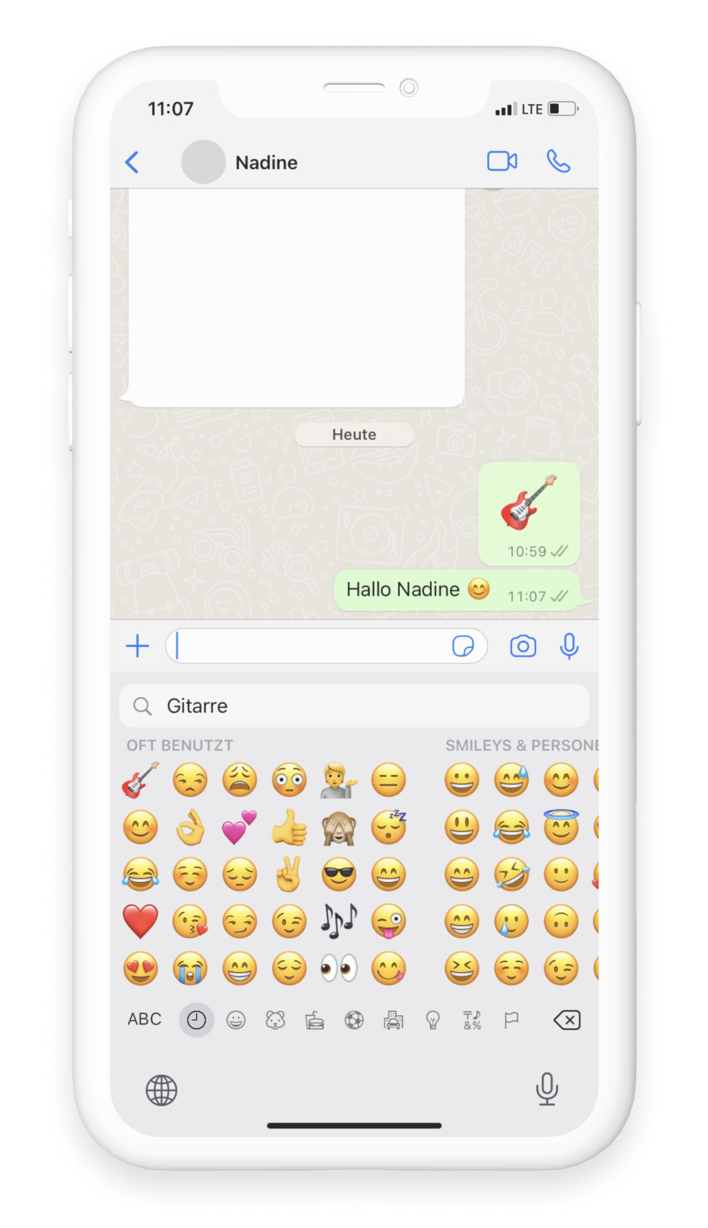 Im WhatsApp Chat können Emojis mit Text versendet werden