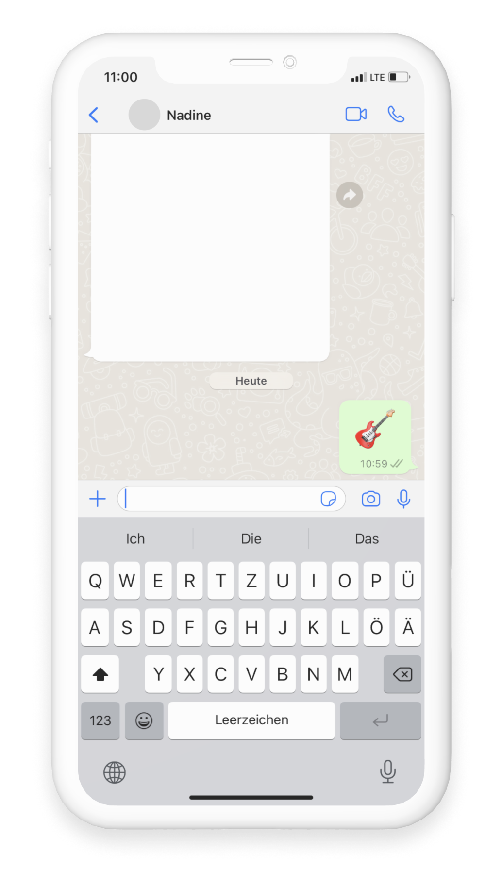 Im WhatsApp Chat können Emojis, wie eine Gitarre, einzeln versendet werden