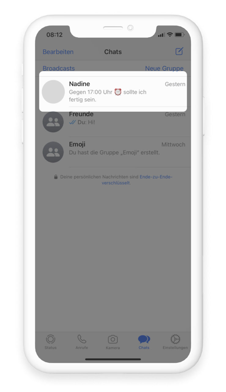 WhatsApp Chat Übersicht, erster Chat rot umrandet, um den Live-Standort mit Kontakten zu teilen